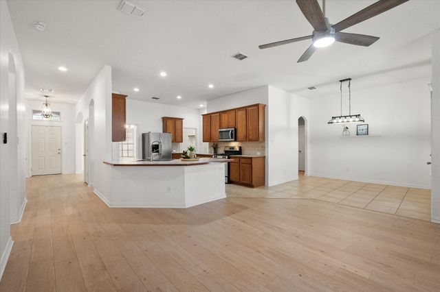 1020 Fair Oaks Drive, Grand Prairie, TX 75052