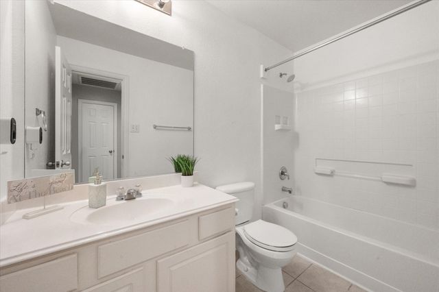 1020 Fair Oaks Drive, Grand Prairie, TX 75052