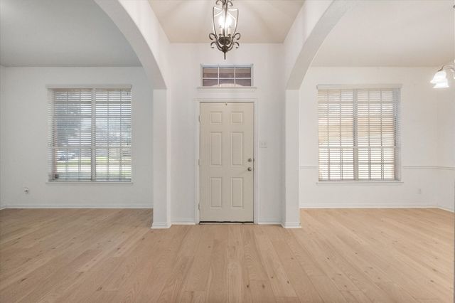 1020 Fair Oaks Drive, Grand Prairie, TX 75052