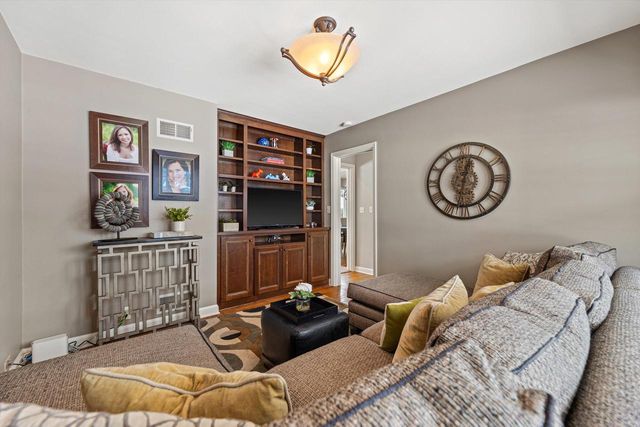 6200 N Berkeley BOULEVARD, Whitefish Bay, WI 53217