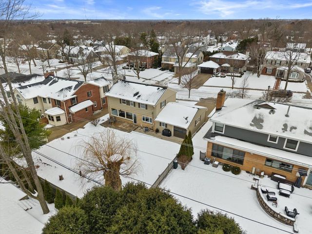 6200 N Berkeley BOULEVARD, Whitefish Bay, WI 53217