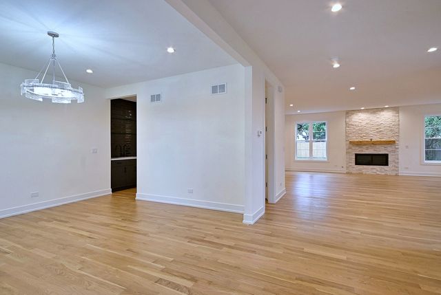 310 N Nottingham Avenue, Glenview, IL 60025