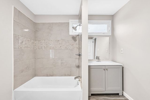 11 Carpenter Ct, Springfield, MA 01109