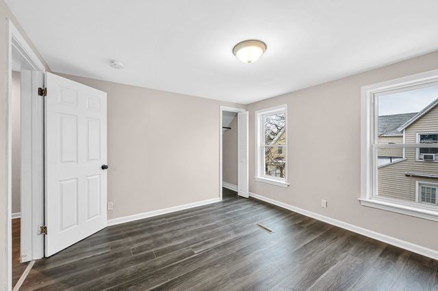 11 Carpenter Ct, Springfield, MA 01109