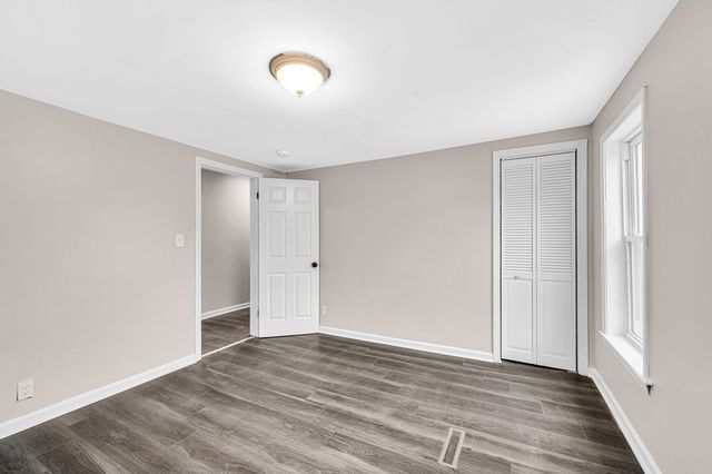 11 Carpenter Ct, Springfield, MA 01109