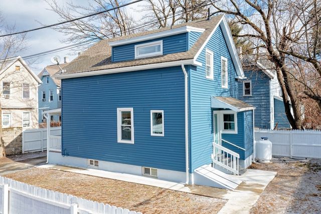 11 Carpenter Ct, Springfield, MA 01109
