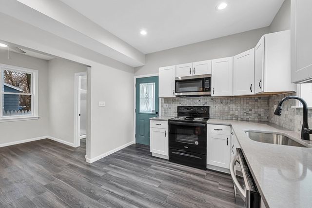 11 Carpenter Ct, Springfield, MA 01109