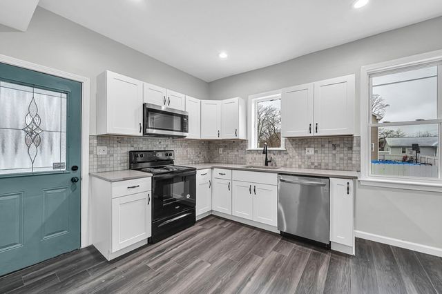 11 Carpenter Ct, Springfield, MA 01109