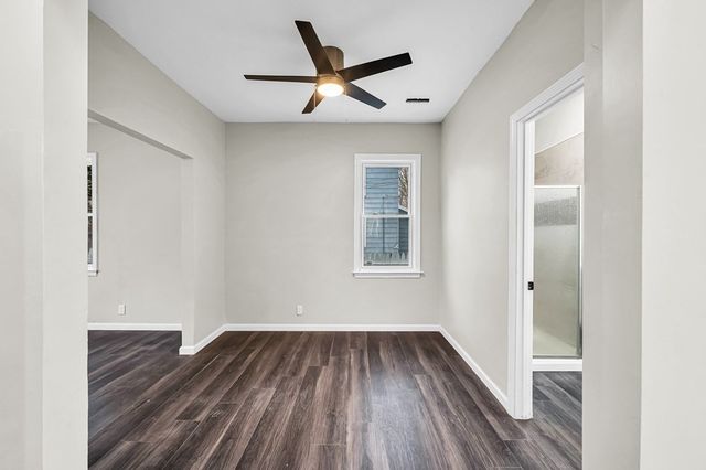 11 Carpenter Ct, Springfield, MA 01109