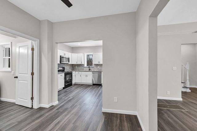 11 Carpenter Ct, Springfield, MA 01109