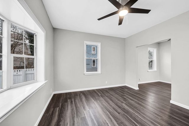 11 Carpenter Ct, Springfield, MA 01109