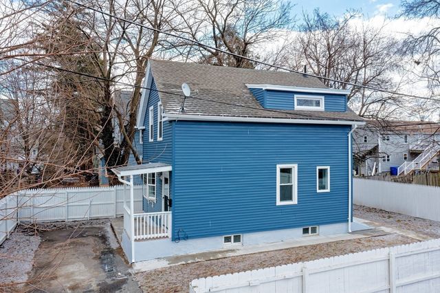 11 Carpenter Ct, Springfield, MA 01109