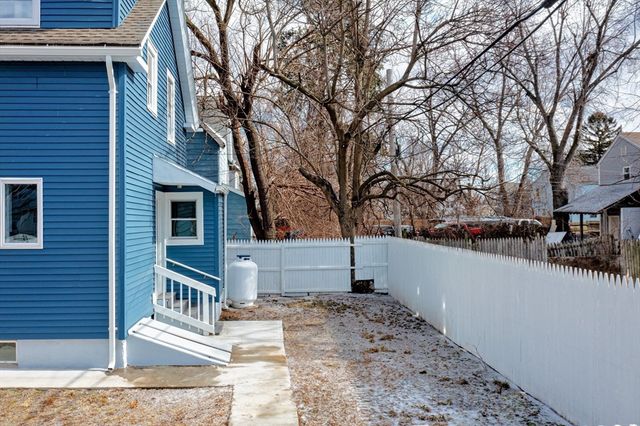 11 Carpenter Ct, Springfield, MA 01109