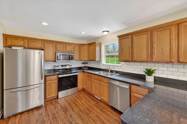 86 Fox Meadows Court, Howell, MI 48843