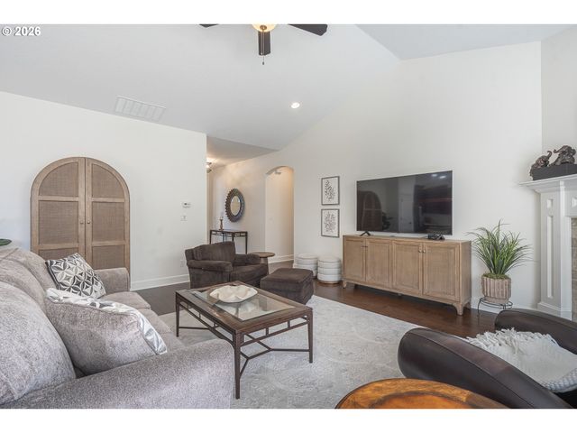 387 Ne 22ND Ave, Canby, OR 97013