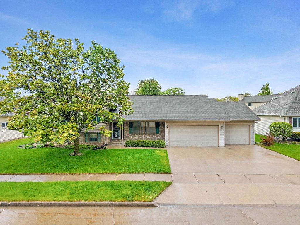 2108 S MATTHIAS STREET, Appleton, WI 54915
