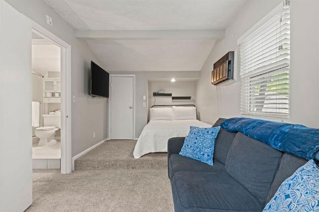 6900 W 72nd Terrace, Overland Park, KS 66204