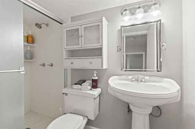 6900 W 72nd Terrace, Overland Park, KS 66204