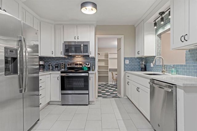 6900 W 72nd Terrace, Overland Park, KS 66204