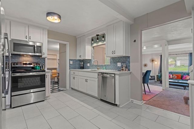 6900 W 72nd Terrace, Overland Park, KS 66204
