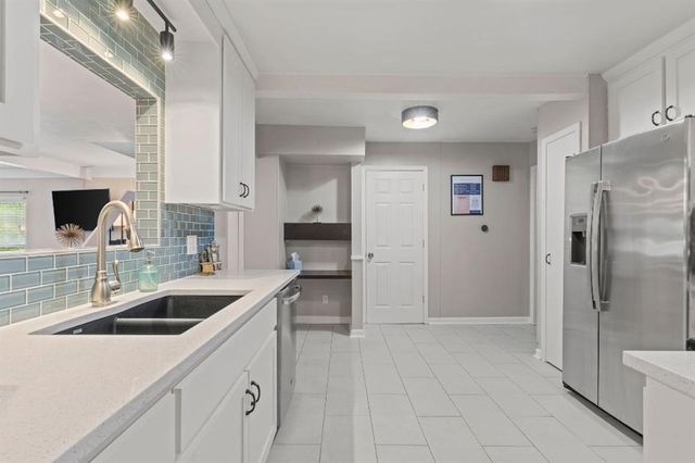 6900 W 72nd Terrace, Overland Park, KS 66204