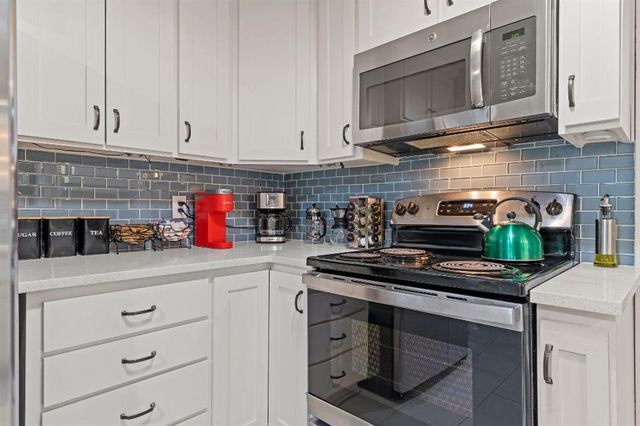 6900 W 72nd Terrace, Overland Park, KS 66204