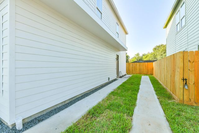 164 Wallace St B, Houston, TX 77022