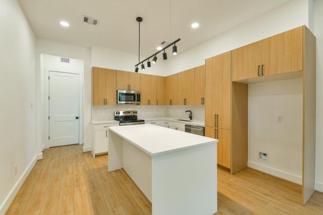 164 Wallace St B, Houston, TX 77022