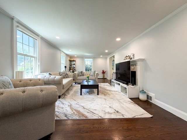 3 Sprague Rd, Wellesley, MA 02481