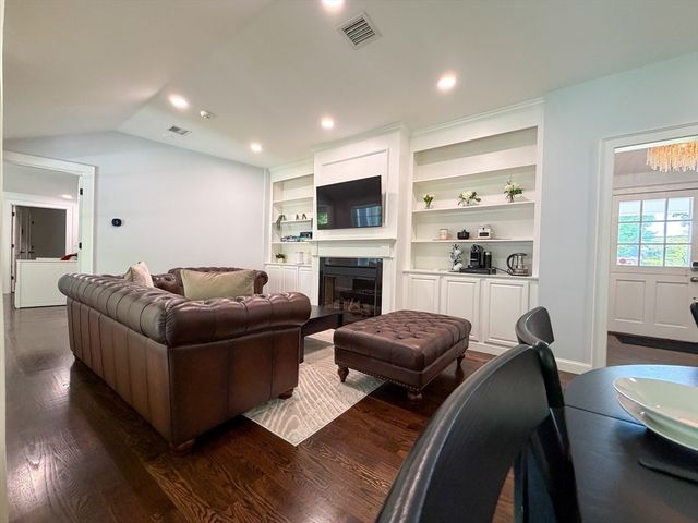 3 Sprague Rd, Wellesley, MA 02481