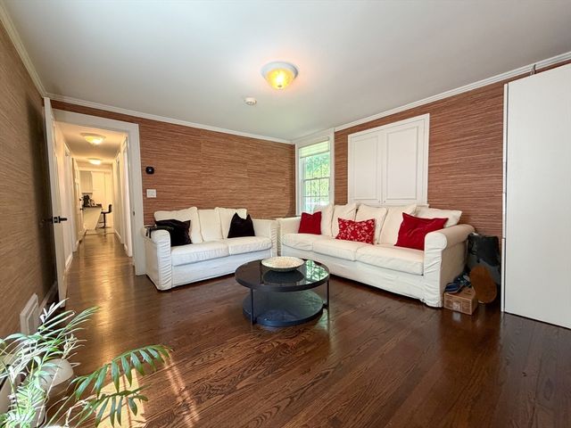 3 Sprague Rd, Wellesley, MA 02481
