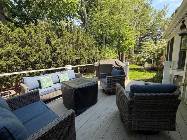 3 Sprague Rd, Wellesley, MA 02481