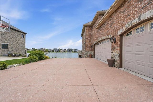 8858 Doubletree Drive S, Crown Point, IN 46307