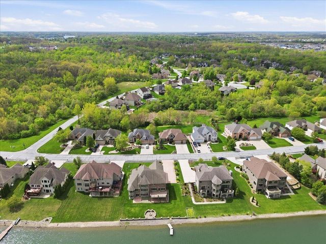 8858 Doubletree Drive S, Crown Point, IN 46307