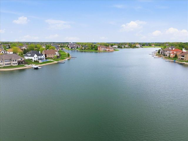 8858 Doubletree Drive S, Crown Point, IN 46307
