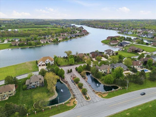 8858 Doubletree Drive S, Crown Point, IN 46307