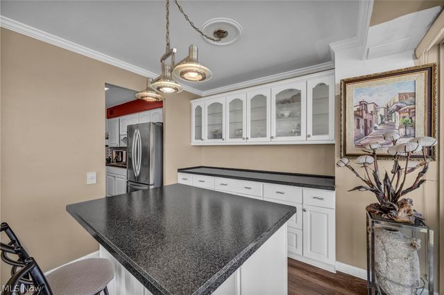 12520 Edgewater Drive 806, Lakewood, OH 44107