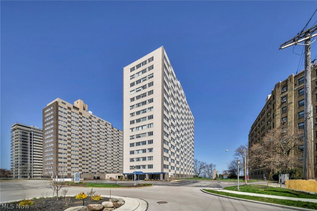 12520 Edgewater Drive 806, Lakewood, OH 44107