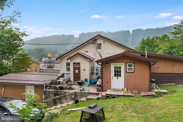 1499 VALLEY RD, Berkeley Springs, WV 25411