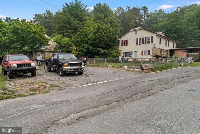 1499 VALLEY RD, Berkeley Springs, WV 25411