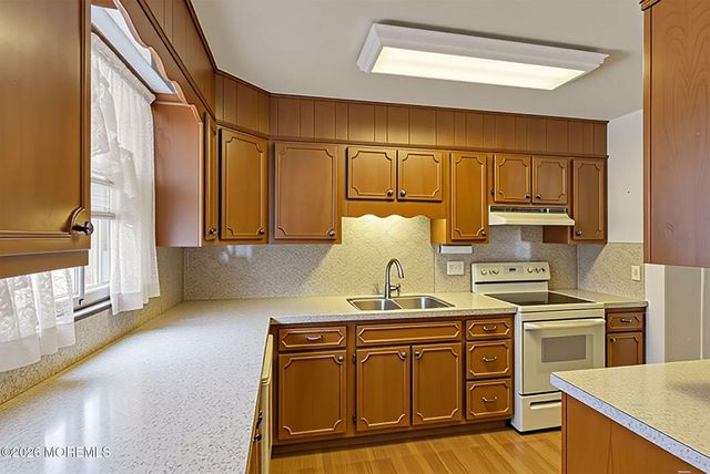 8 Hutchinson Road, Allentown, NJ 08501