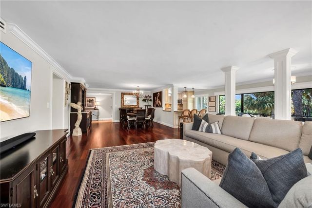 105 Clubhouse LN 389, Naples, FL 34105