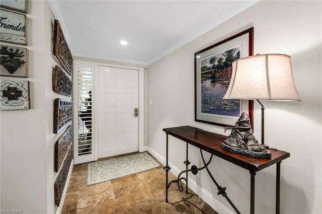 105 Clubhouse LN 389, Naples, FL 34105