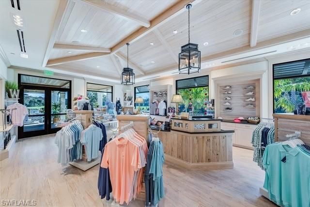 105 Clubhouse LN 389, Naples, FL 34105