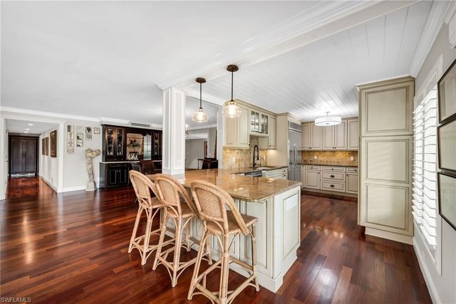 105 Clubhouse LN 389, Naples, FL 34105