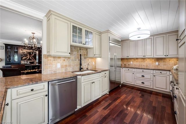 105 Clubhouse LN 389, Naples, FL 34105