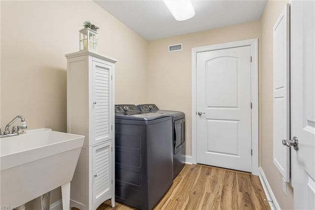 122 Garman LOOP, Yorktown, VA 23690