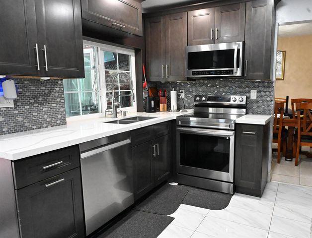 8610 NW 27th Place, Sunrise, FL 33322