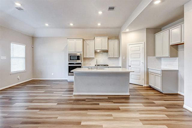 2165 Woodland Pine Drive, Conroe, TX 77384