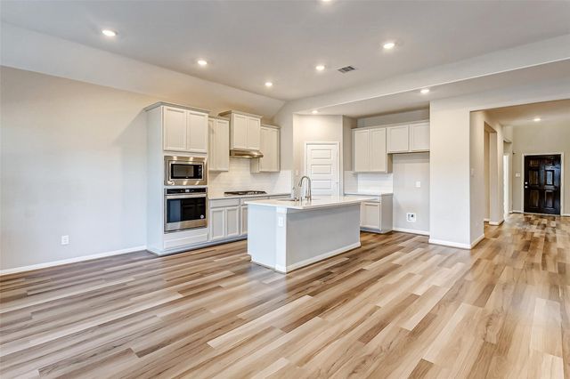 2165 Woodland Pine Drive, Conroe, TX 77384